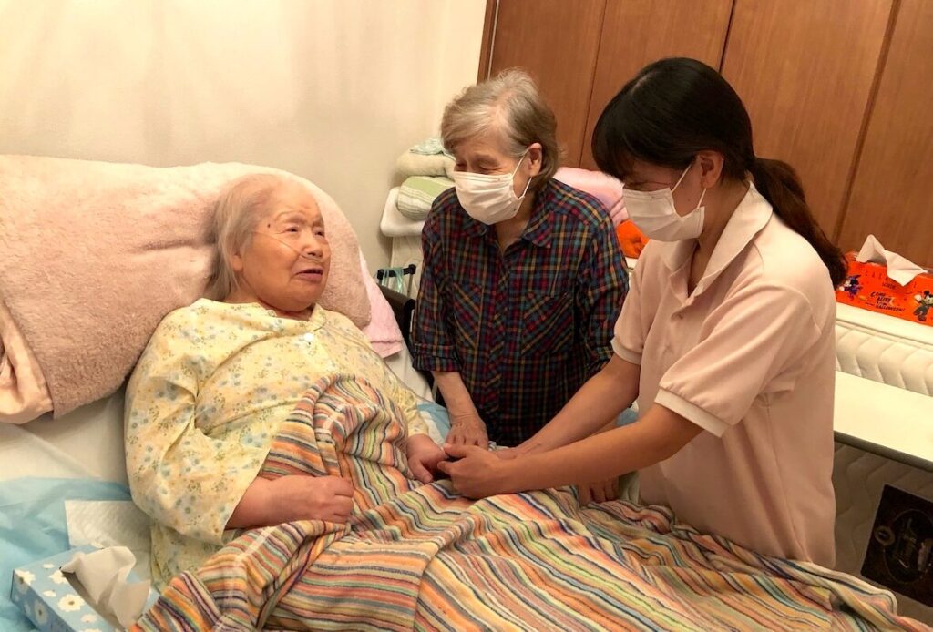 訪問看護を受ける女性。